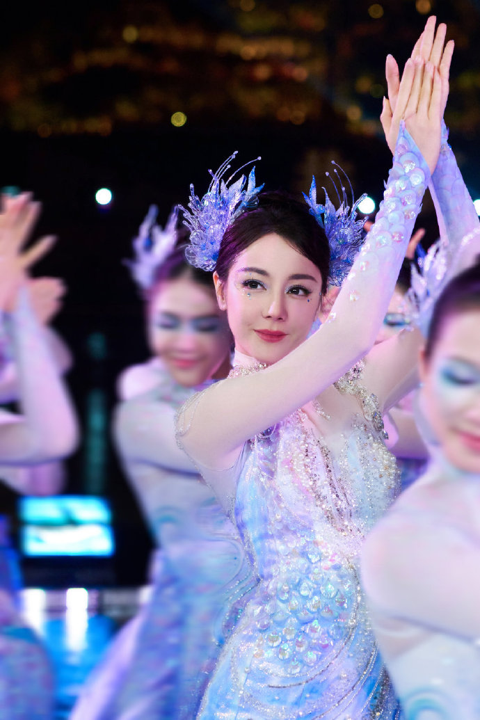 Địch Lệ Nhiệt Ba "gây bão" Gala Xuân Vãn đêm giao thừa: Visual nàng tiên cá kinh diễm, đến pháo hoa cũng không đẹp bằng- Ảnh 7.