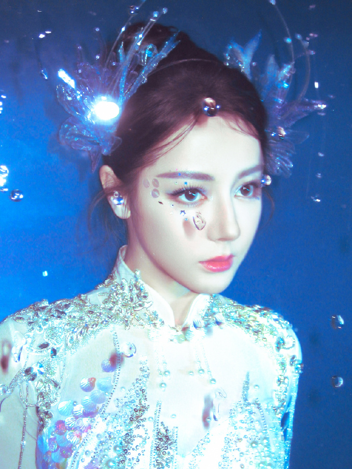 Địch Lệ Nhiệt Ba "gây bão" Gala Xuân Vãn đêm giao thừa: Visual nàng tiên cá kinh diễm, đến pháo hoa cũng không đẹp bằng- Ảnh 11.