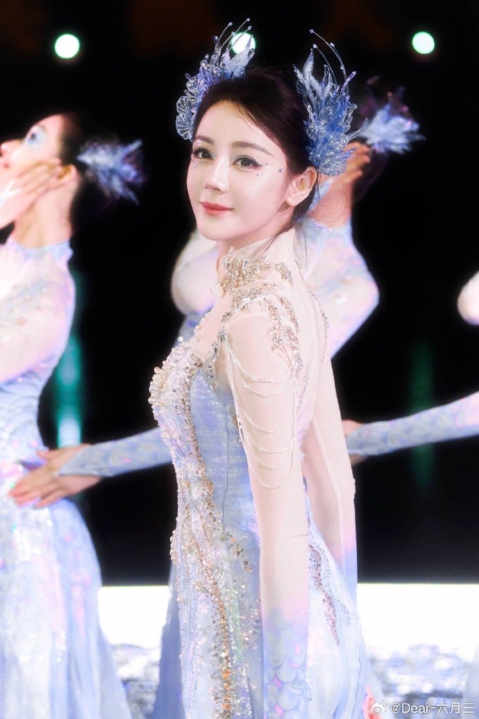 Địch Lệ Nhiệt Ba "gây bão" Gala Xuân Vãn đêm giao thừa: Visual nàng tiên cá kinh diễm, đến pháo hoa cũng không đẹp bằng- Ảnh 8.