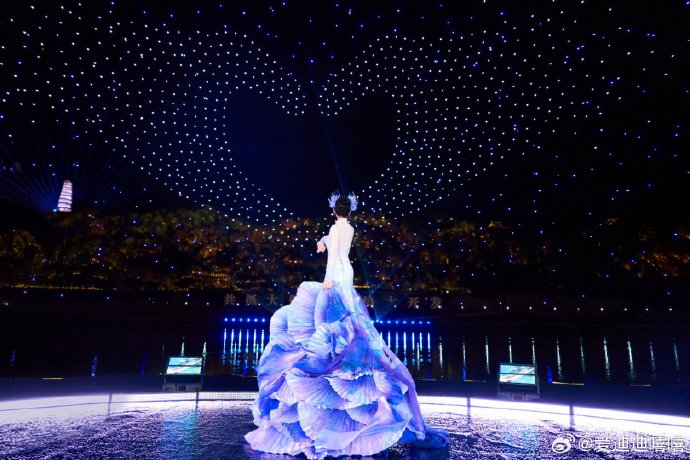 Địch Lệ Nhiệt Ba "gây bão" Gala Xuân Vãn đêm giao thừa: Visual nàng tiên cá kinh diễm, đến pháo hoa cũng không đẹp bằng- Ảnh 10.