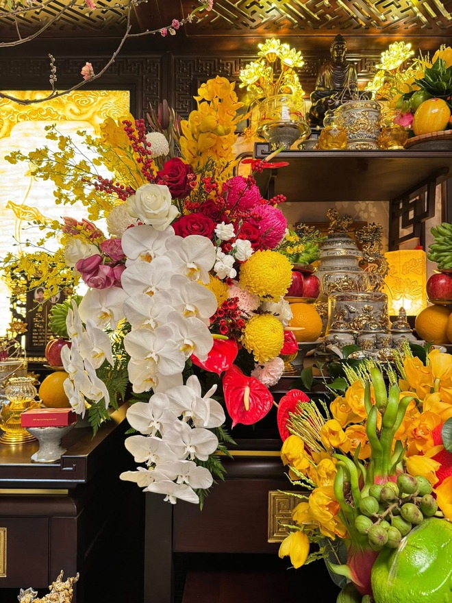 Mùng 1 Tết ngắm ban thờ gia tiên đẹp chấn động: Đúng lễ nghi chuẩn phong thuỷ, cả cõi mạng cùng trầm trồ- Ảnh 5. Mùng 1 Tết ngắm ban thờ gia tiên đẹp chấn động: Đúng lễ nghi chuẩn phong thuỷ, cả cõi mạng cùng trầm trồ- Ảnh 5.