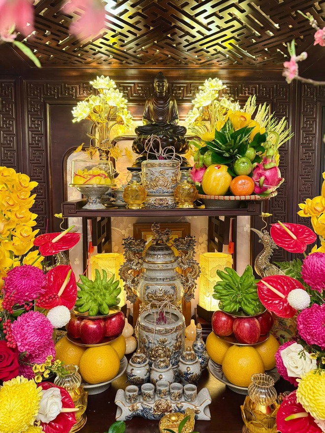 Mùng 1 Tết ngắm ban thờ gia tiên đẹp chấn động: Đúng lễ nghi chuẩn phong thuỷ, cả cõi mạng cùng trầm trồ- Ảnh 4. Mùng 1 Tết ngắm ban thờ gia tiên đẹp chấn động: Đúng lễ nghi chuẩn phong thuỷ, cả cõi mạng cùng trầm trồ- Ảnh 4.