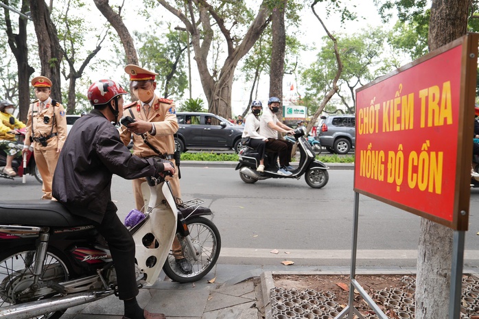 CSGT cả nước ra quân kiểm tra nồng độ cồn mùng 1 Tết Bính Ngọ 2026 - Ảnh 2.