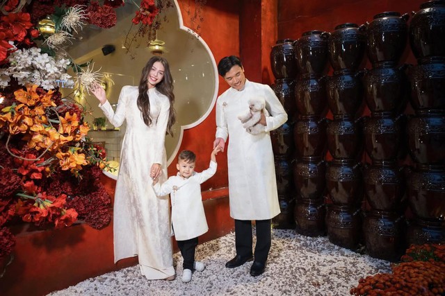 Gia đình Bùi Tiến Dũng và vợ mẫu tây diện áo dài đón Tết: Visual sáng bừng, cả nhà ai cũng cực phẩm- Ảnh 3.