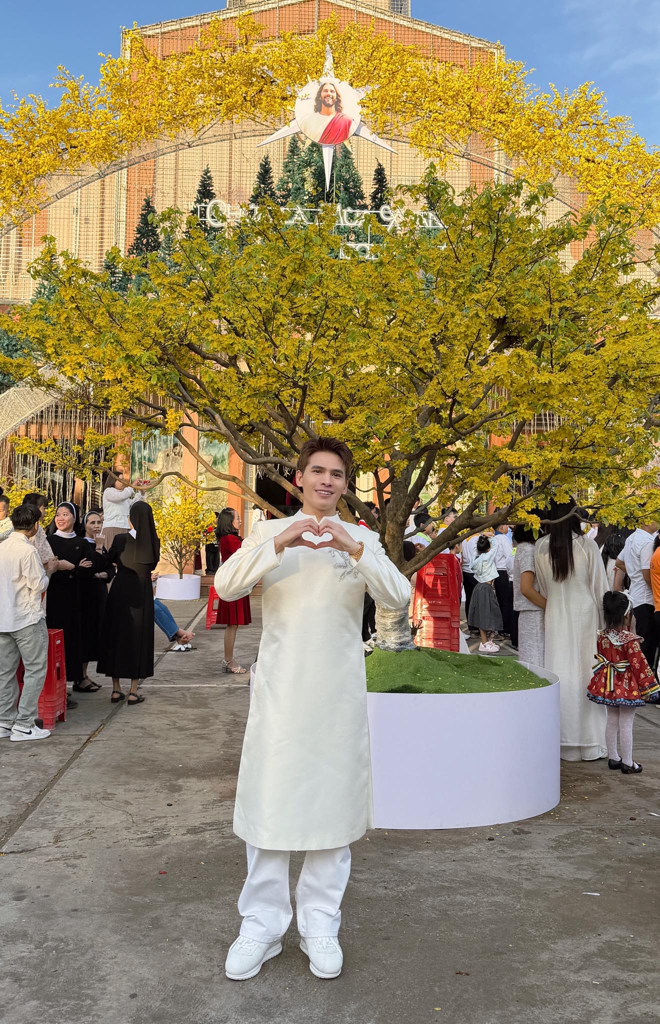 Nam ca sĩ Việt nổi tiếng đ&oacute;n Tết đầu ti&ecirc;n kh&ocirc;ng c&ograve;n cả bố lẫn mẹ - Ảnh 2.