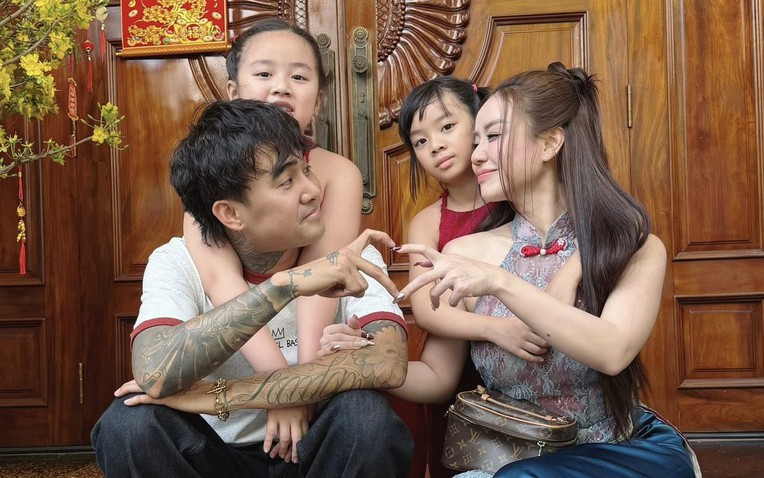 Mẹ đơn thân có 2 con riêng lấy ca sĩ Việt nổi tiếng, công khai tin nhắn với mẹ chồng - Ảnh 1.