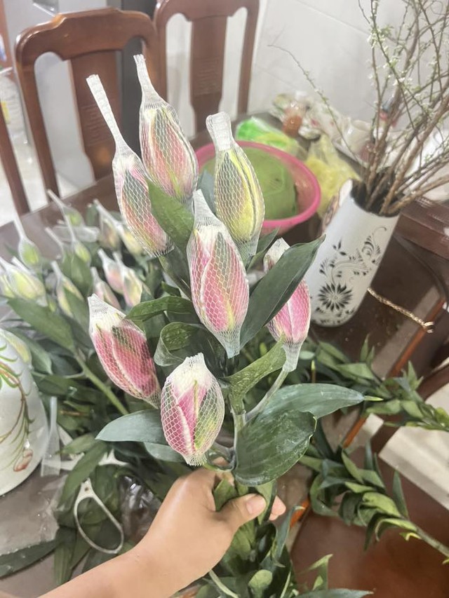 Kinh nghiệm chọn và cắm hoa ly kép ngày Tết không bị cháy cánh - Ảnh 8.