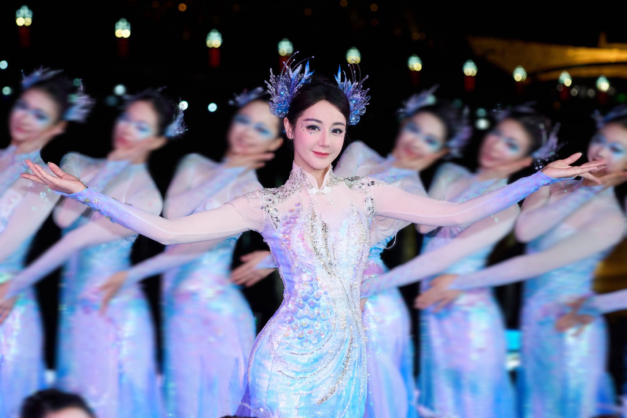 Địch Lệ Nhiệt Ba "gây bão" Gala Xuân Vãn đêm giao thừa: Visual nàng tiên cá kinh diễm, đến pháo hoa cũng không đẹp bằng- Ảnh 4.