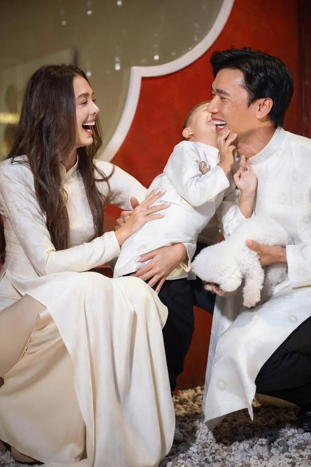 Gia đình Bùi Tiến Dũng và vợ mẫu tây diện áo dài đón Tết: Visual sáng bừng, cả nhà ai cũng cực phẩm- Ảnh 5.