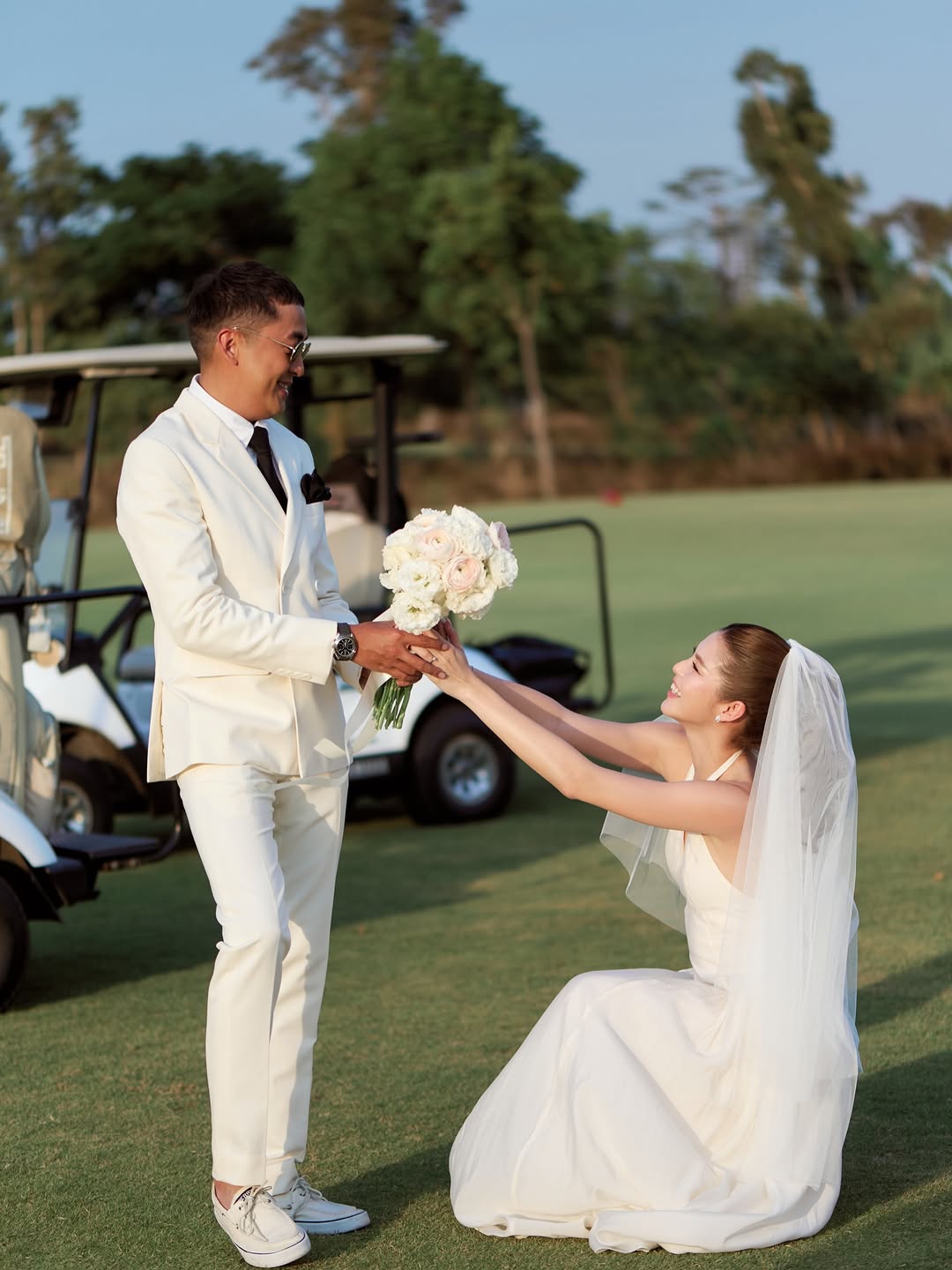 Cặp diễn viên đình đám kết hôn sau 10 năm yêu, khoảnh khắc cô dâu chú rể gây xôn xao- Ảnh 1.