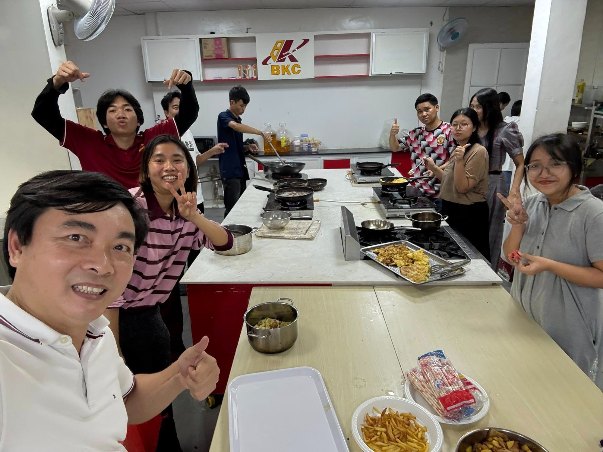 Thầy hiệu trưởng vào bếp nấu ăn, đón giao thừa cùng sinh viên - Ảnh 1.