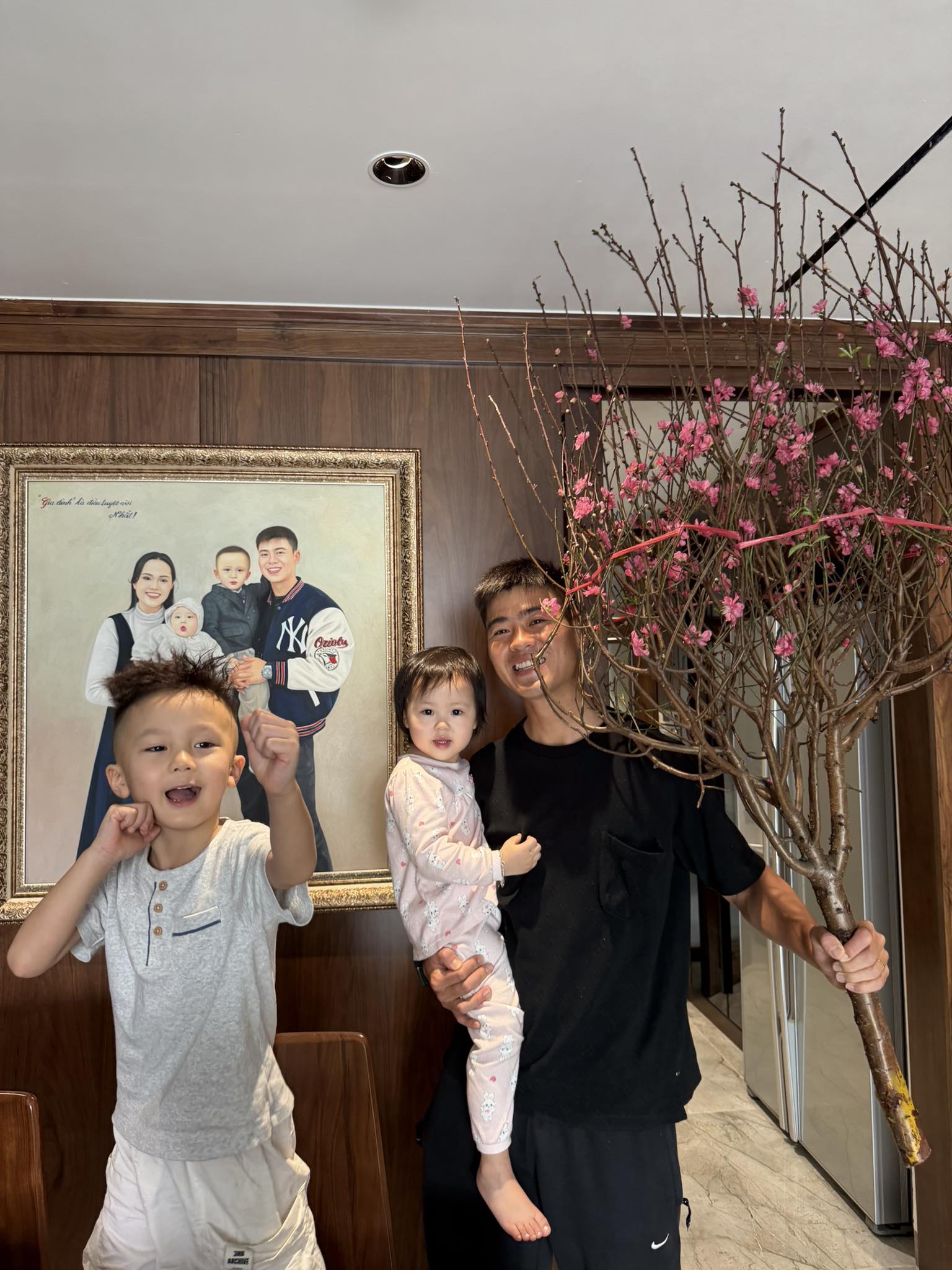 Đây rồi, trọn vẹn cơ ngơi 5 tầng giữa phố cổ "sang - xịn" của vợ chồng Duy Mạnh lộ diện ngày đầu năm mới - Ảnh 3.