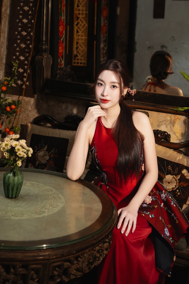 Đỗ Mỹ Linh khoe bộ ảnh Tết đẹp không lối thoát nhưng chồng chủ tịch CLB Hà Nội vội nhắc một điều  - Ảnh 1.