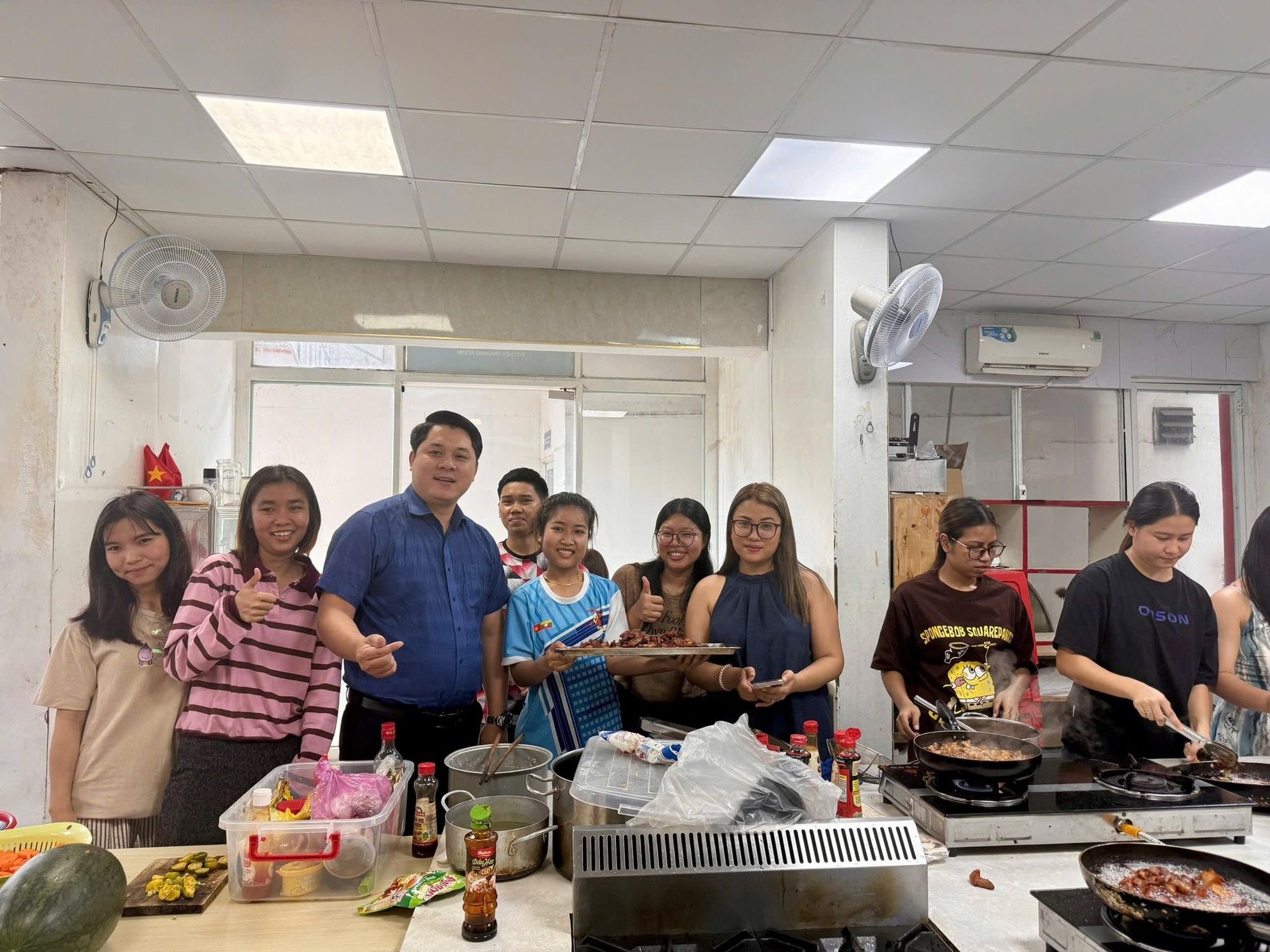 Thầy hiệu trưởng vào bếp nấu ăn, đón giao thừa cùng sinh viên - Ảnh 2.