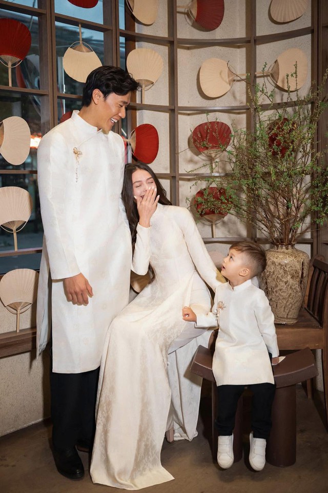 Gia đình Bùi Tiến Dũng và vợ mẫu tây diện áo dài đón Tết: Visual sáng bừng, cả nhà ai cũng cực phẩm- Ảnh 4.
