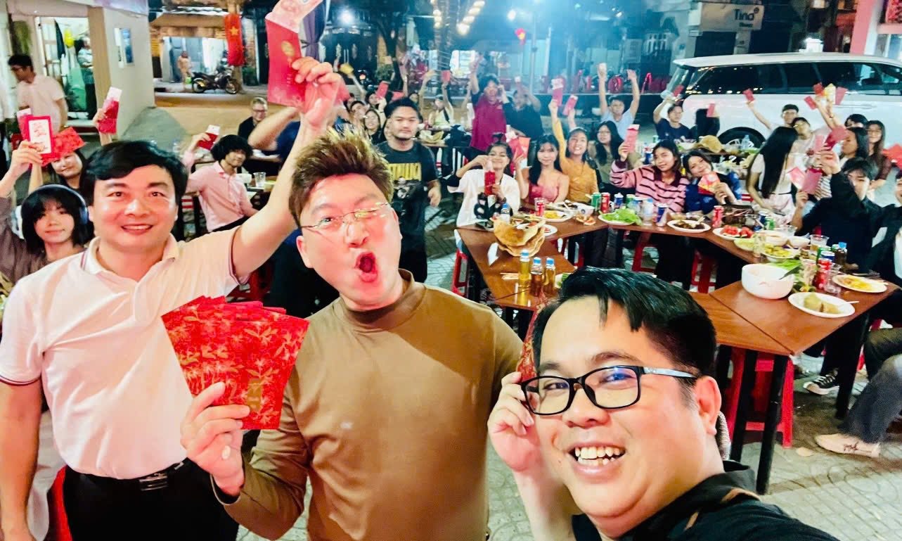 Thầy hiệu trưởng vào bếp nấu ăn, đón giao thừa cùng sinh viên - Ảnh 5.