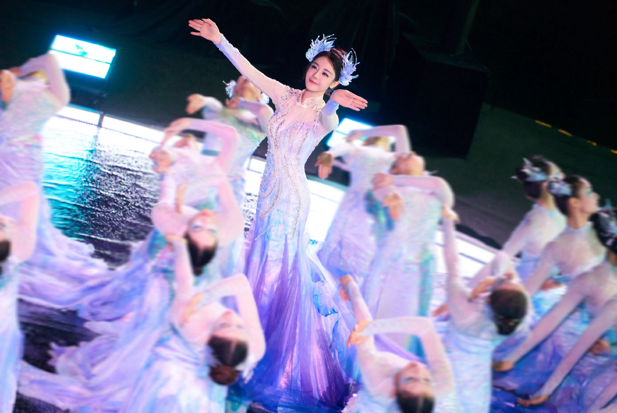 Địch Lệ Nhiệt Ba "gây bão" Gala Xuân Vãn đêm giao thừa: Visual nàng tiên cá kinh diễm, đến pháo hoa cũng không đẹp bằng - Ảnh 3.