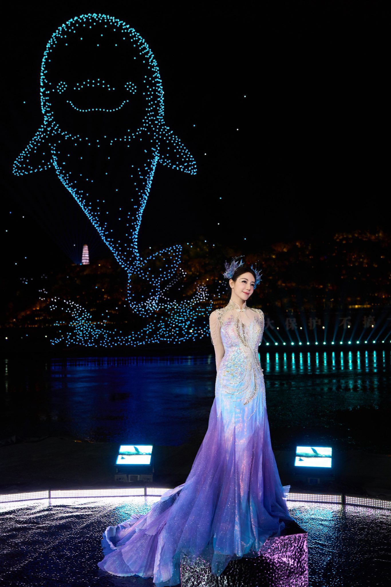 Địch Lệ Nhiệt Ba "gây bão" Gala Xuân Vãn đêm giao thừa: Visual nàng tiên cá kinh diễm, đến pháo hoa cũng không đẹp bằng - Ảnh 9.