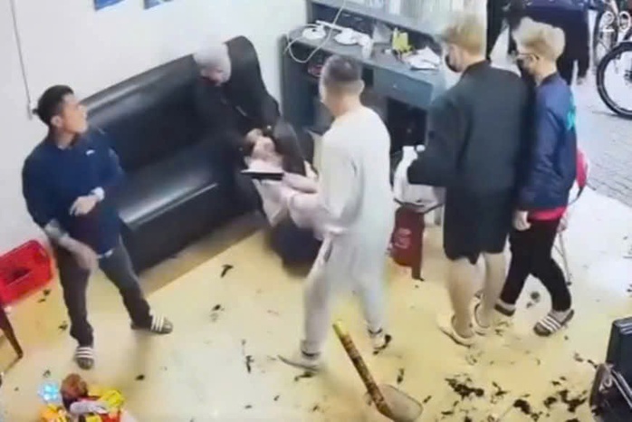 Khởi tố nhóm đối thương đến tiệm cắt tóc, đòi nợ bằng hung khí - Ảnh 1.