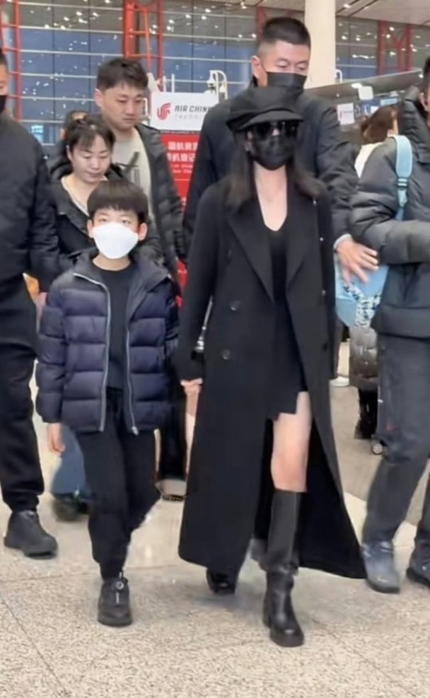 Sao Cbiz "nhuộm đỏ" mùng 1: Mẹ con Angelababy nghi ăn Tết với Huỳnh Hiểu Minh, 1 mỹ nam chi 980 triệu lì xì fan- Ảnh 8.