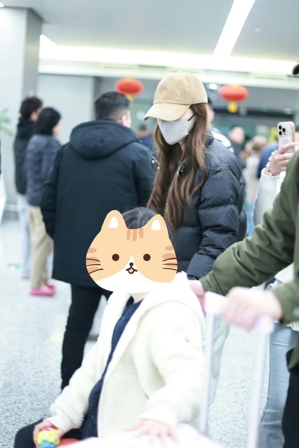 Sao Cbiz "nhuộm đỏ" mùng 1: Mẹ con Angelababy nghi ăn Tết với Huỳnh Hiểu Minh, 1 mỹ nam chi 980 triệu lì xì fan- Ảnh 5.