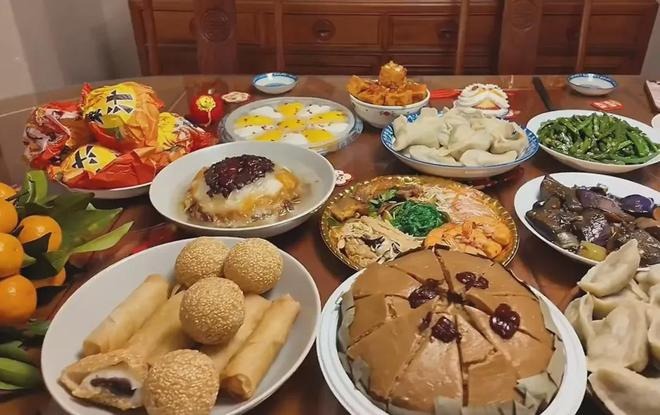 Sao Cbiz "nhuộm đỏ" mùng 1: Mẹ con Angelababy nghi ăn Tết với Huỳnh Hiểu Minh, 1 mỹ nam chi 980 triệu lì xì fan- Ảnh 10.