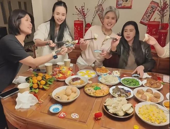 Sao Cbiz "nhuộm đỏ" mùng 1: Mẹ con Angelababy nghi ăn Tết với Huỳnh Hiểu Minh, 1 mỹ nam chi 980 triệu lì xì fan- Ảnh 9.