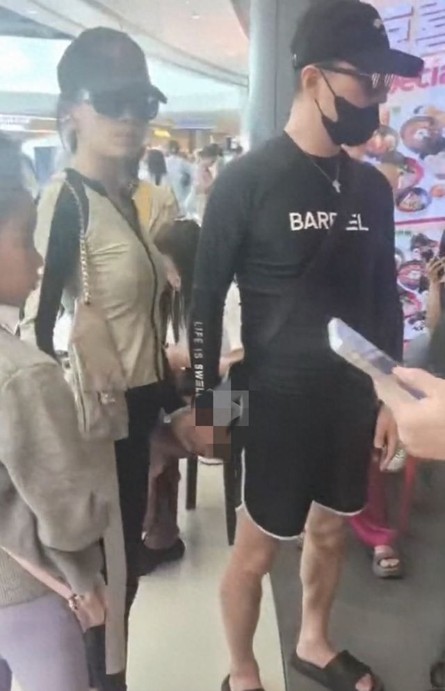 Sao Cbiz "nhuộm đỏ" mùng 1: Mẹ con Angelababy nghi ăn Tết với Huỳnh Hiểu Minh, 1 mỹ nam chi 980 triệu lì xì fan- Ảnh 12.