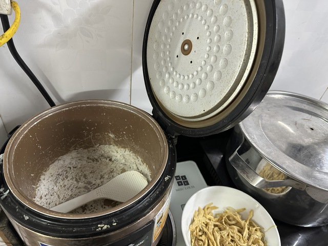 Nấu xong m&acirc;m cơm c&uacute;ng Tất ni&ecirc;n nhưng lại qu&ecirc;n cắm nồi cơm, t&ocirc;i bị mẹ chồng mắng đến mức chỉ biết k&eacute;o va li bỏ đi- Ảnh 1.