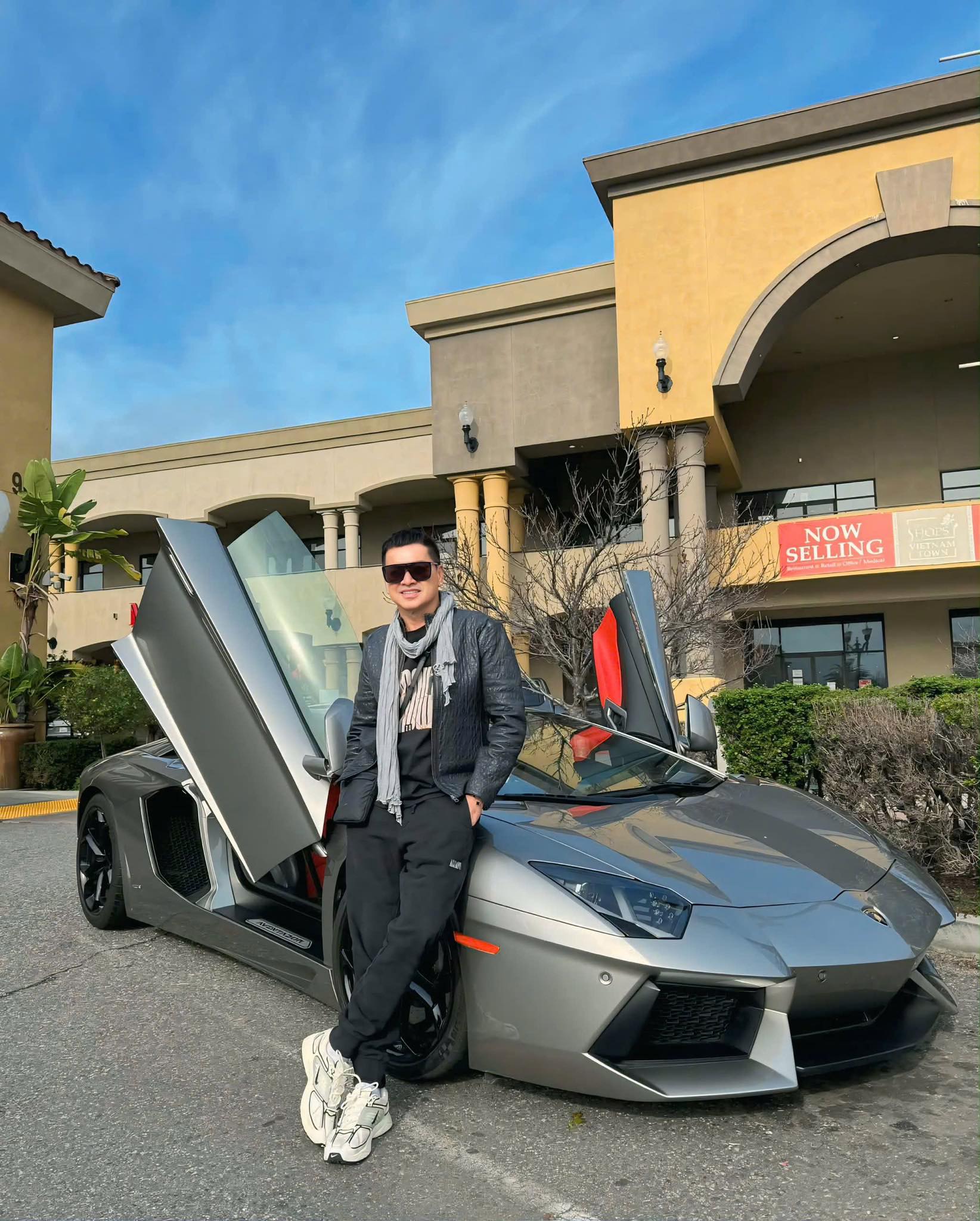 Nam nghệ sĩ Việt 67 tuổi trẻ như 40 khi đứng bên siêu xe, thảo nào mẹ đơn thân kém 37 tuổi mê mẩn - Ảnh 1.