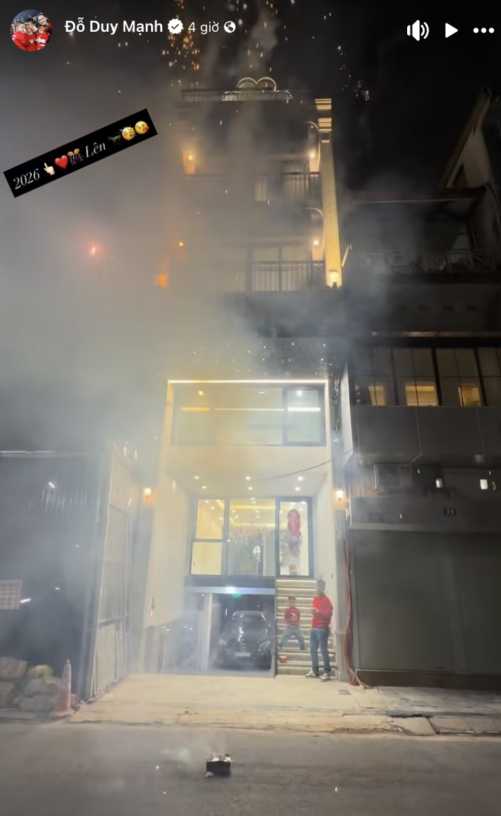 Đây rồi, trọn vẹn cơ ngơi 5 tầng giữa phố cổ "sang - xịn" của vợ chồng Duy Mạnh lộ diện ngày đầu năm mới - Ảnh 2.