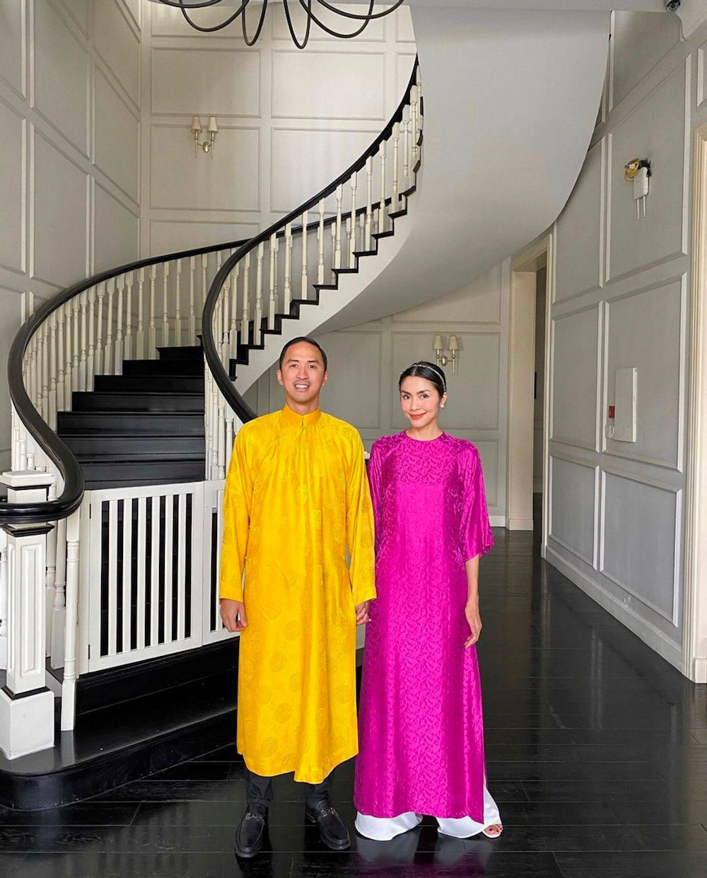 Đến hẹn lại lên: Tăng Thanh Hà và chồng doanh nhân diện áo dài, nắm chặt tay ngày mùng 1 Tết! - Ảnh 4.