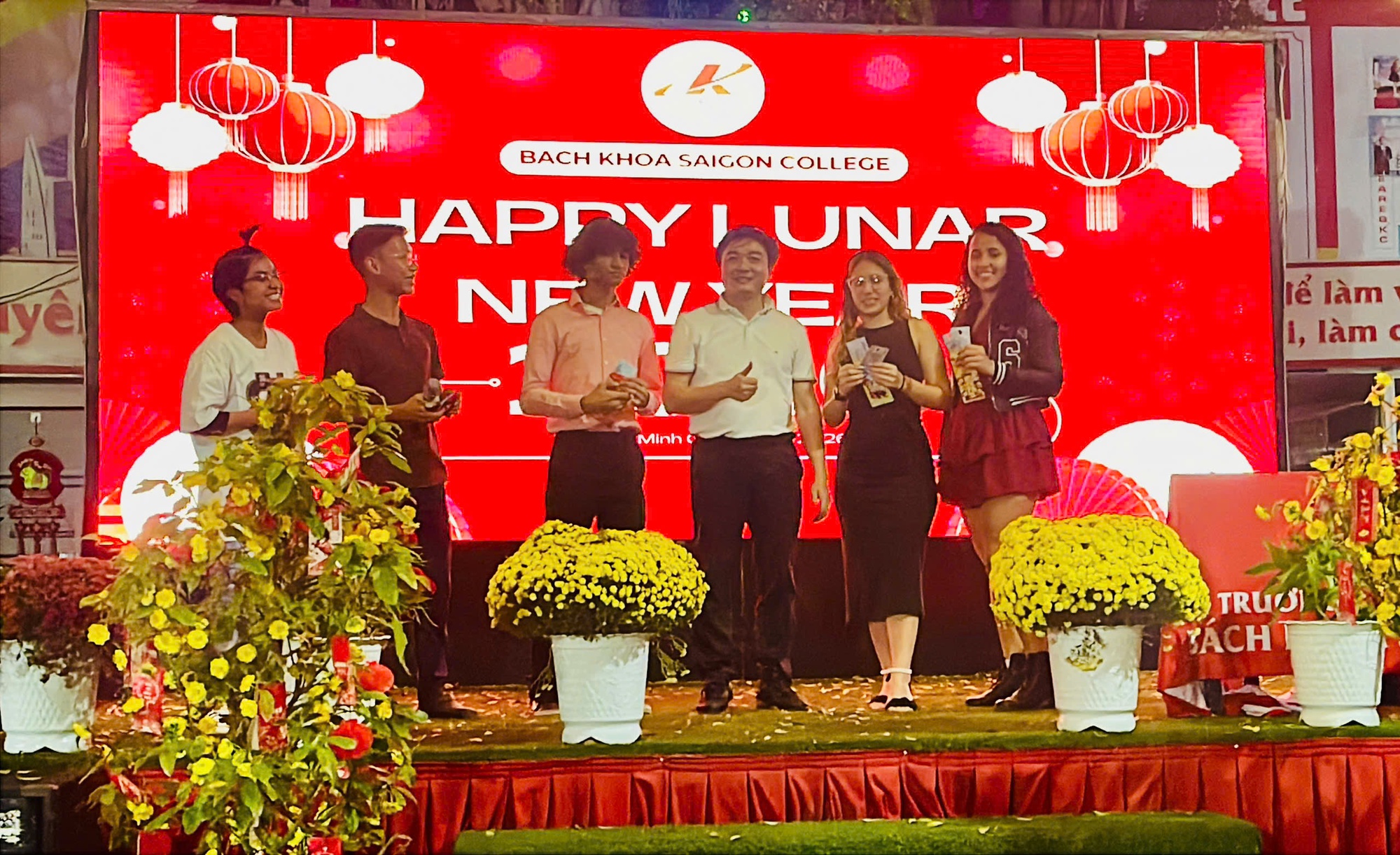 Thầy hiệu trưởng vào bếp nấu ăn, đón giao thừa cùng sinh viên - Ảnh 4.