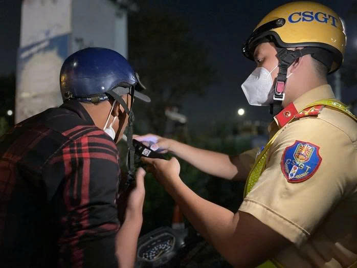 NÓI THẲNG: CSGT kiểm tra nồng độ cồn ngay từ Mùng 1 - không "nới tay vì Tết"! - Ảnh 1.