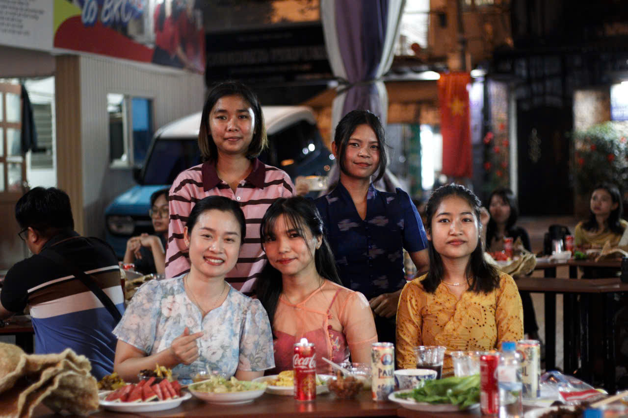 Thầy hiệu trưởng vào bếp nấu ăn, đón giao thừa cùng sinh viên - Ảnh 3.