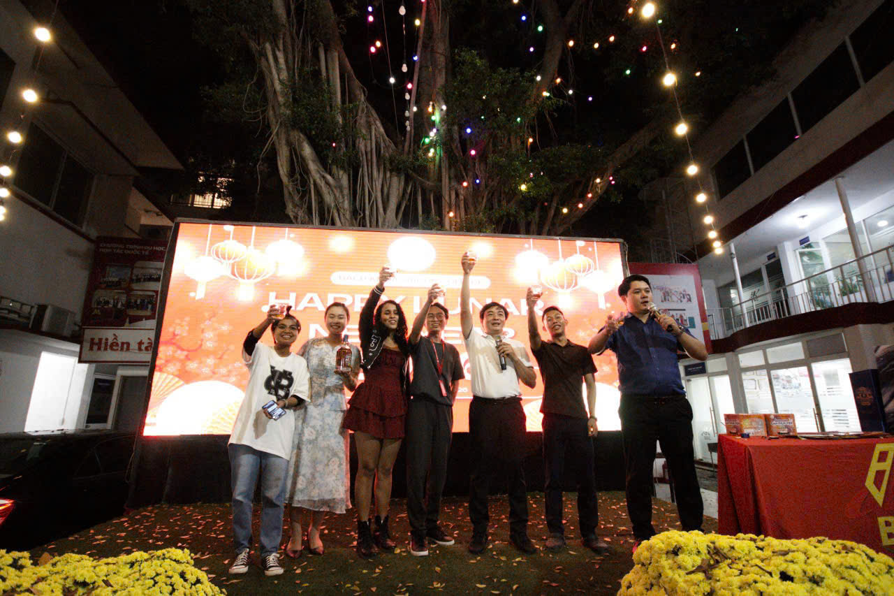 Thầy hiệu trưởng vào bếp nấu ăn, đón giao thừa cùng sinh viên - Ảnh 6.