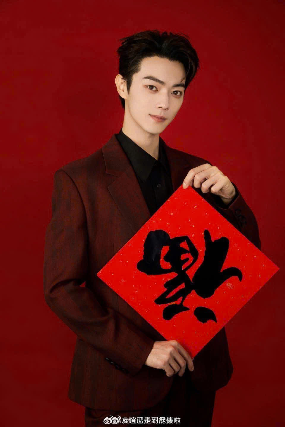 Sao Cbiz "nhuộm đỏ" mùng 1: Mẹ con Angelababy nghi ăn Tết với Huỳnh Hiểu Minh, 1 mỹ nam chi 980 triệu lì xì fan- Ảnh 25.