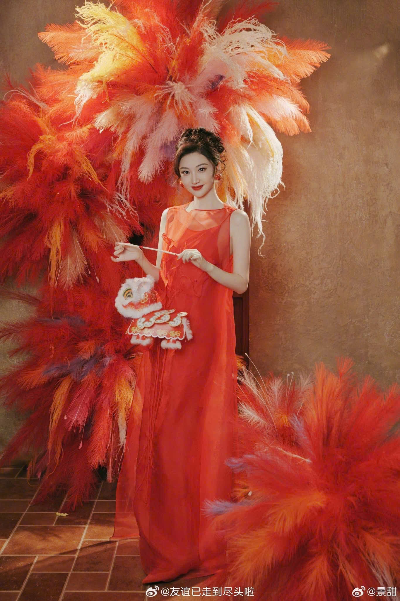 Sao Cbiz "nhuộm đỏ" mùng 1: Mẹ con Angelababy nghi ăn Tết với Huỳnh Hiểu Minh, 1 mỹ nam chi 980 triệu lì xì fan- Ảnh 18.