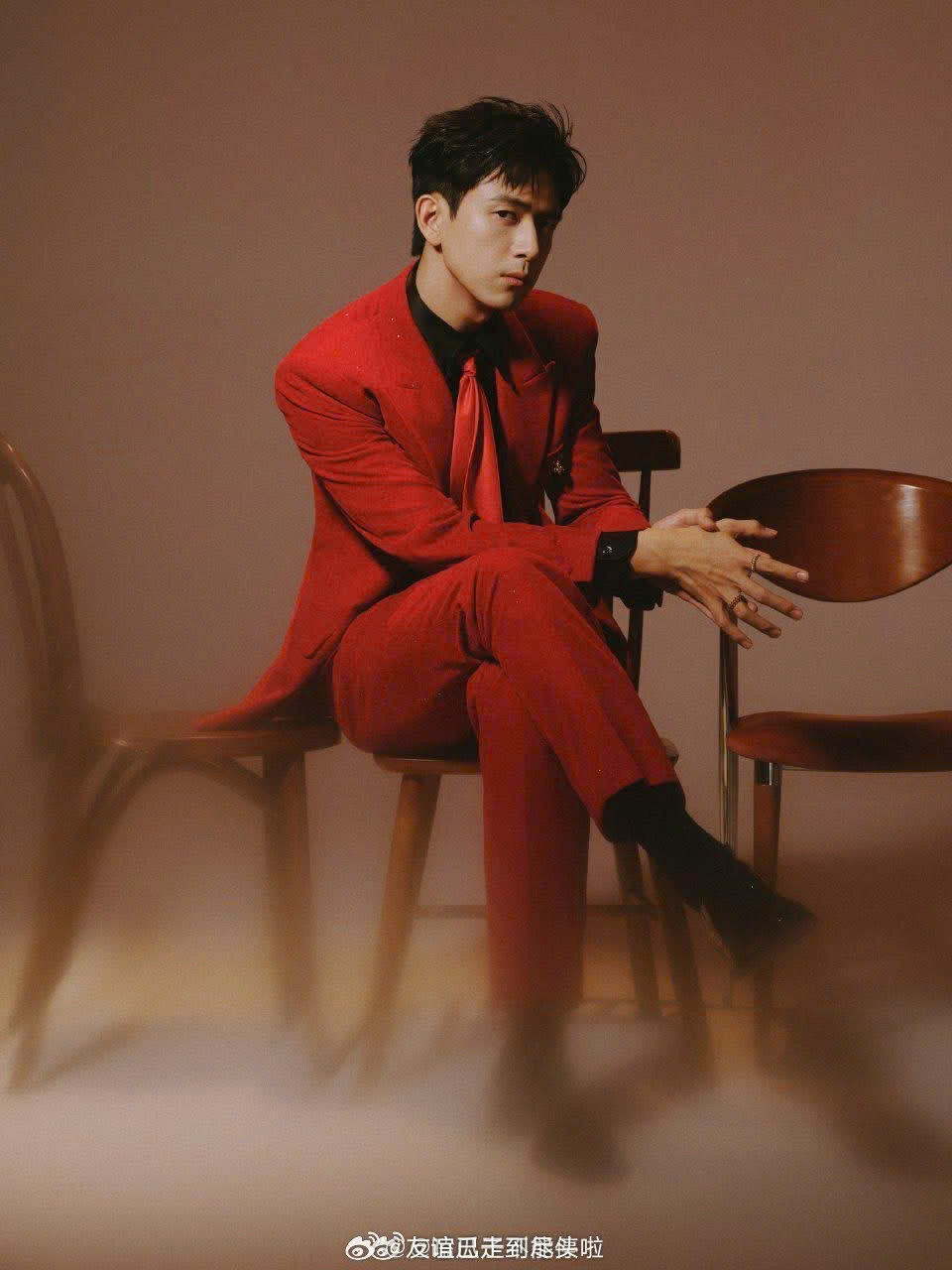 Sao Cbiz "nhuộm đỏ" mùng 1: Mẹ con Angelababy nghi ăn Tết với Huỳnh Hiểu Minh, 1 mỹ nam chi 980 triệu lì xì fan- Ảnh 24.