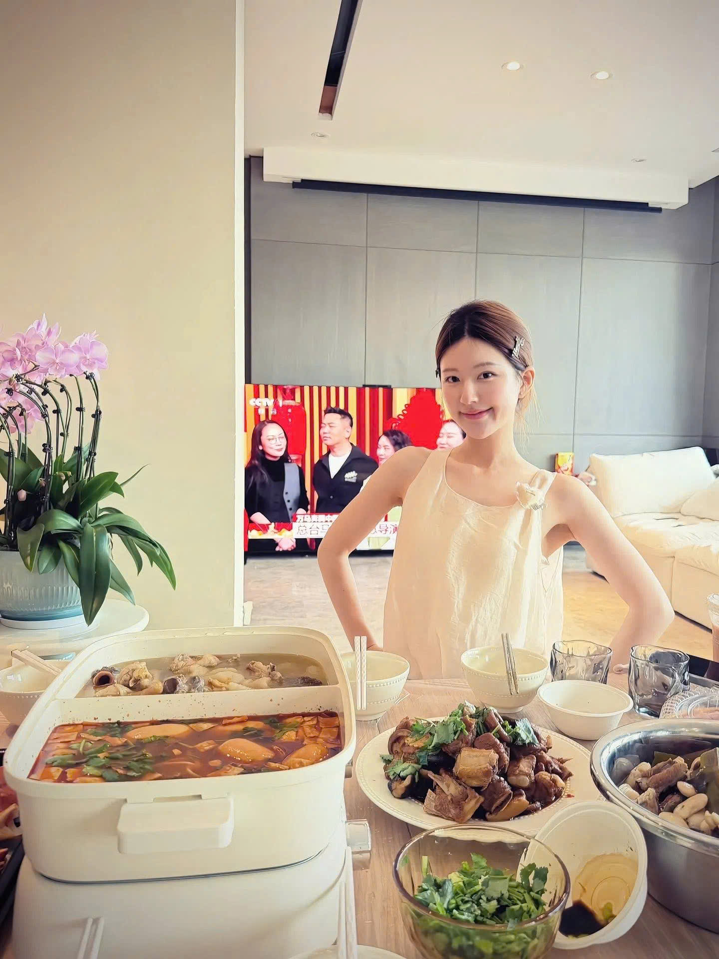 Sao Cbiz "nhuộm đỏ" mùng 1: Mẹ con Angelababy nghi ăn Tết với Huỳnh Hiểu Minh, 1 mỹ nam chi 980 triệu lì xì fan- Ảnh 3.