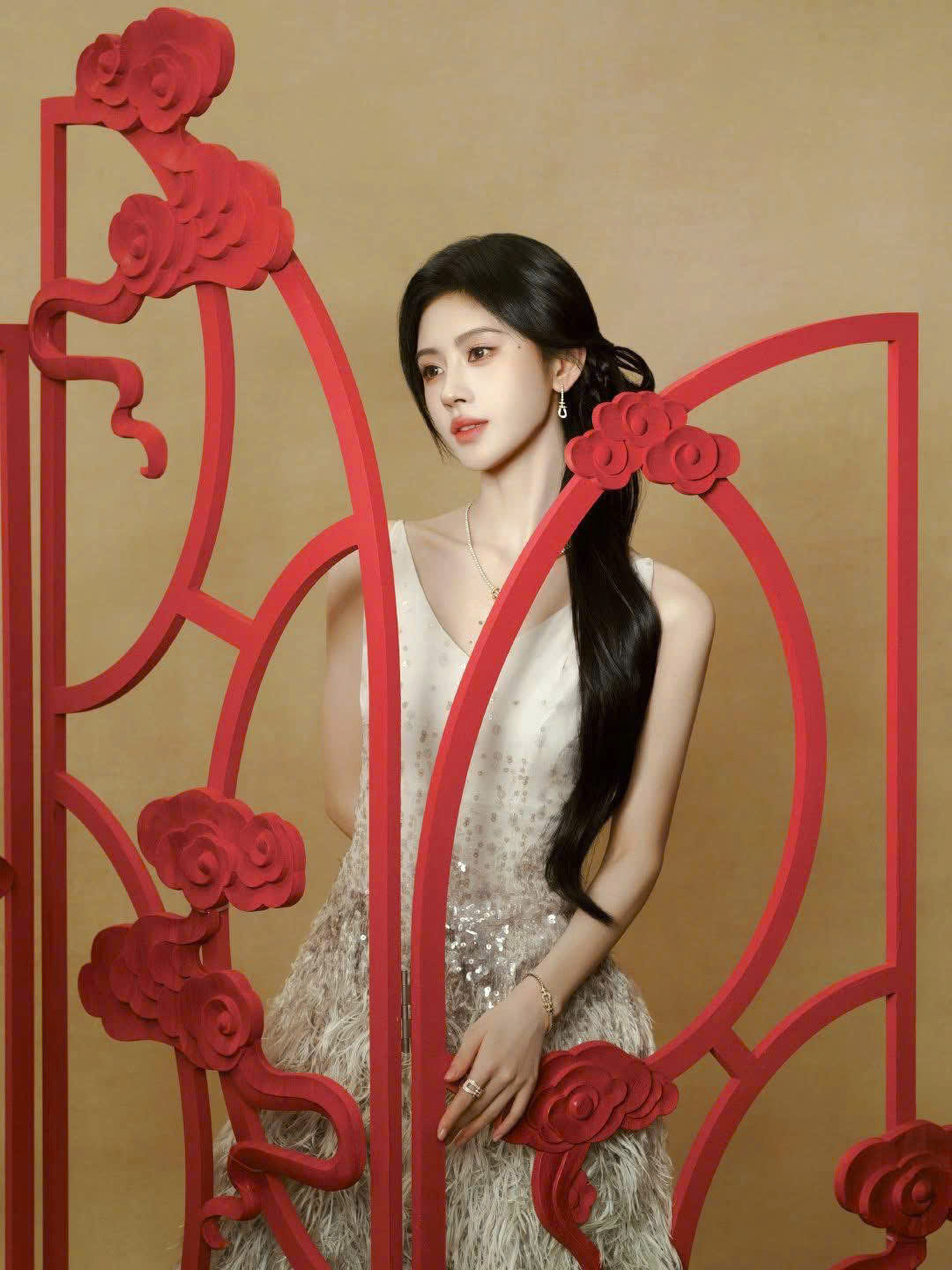 Sao Cbiz "nhuộm đỏ" mùng 1: Mẹ con Angelababy nghi ăn Tết với Huỳnh Hiểu Minh, 1 mỹ nam chi 980 triệu lì xì fan- Ảnh 13.