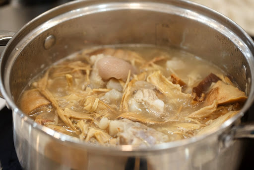 Nấu canh măng chớ bỏ qua 3 thao tác quan trọng: Măng mềm nhừ, mùi không hăng, nước canh trong - Ảnh 4.