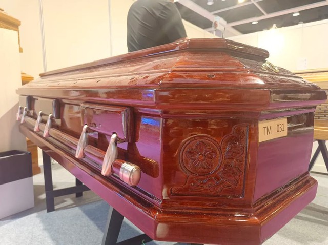 Bỏ nghề giáo để đi bán quan tài: Cô gái trẻ thu 6 triệu USD mỗi năm nhờ xuất khẩu sang châu Âu - Ảnh 4.