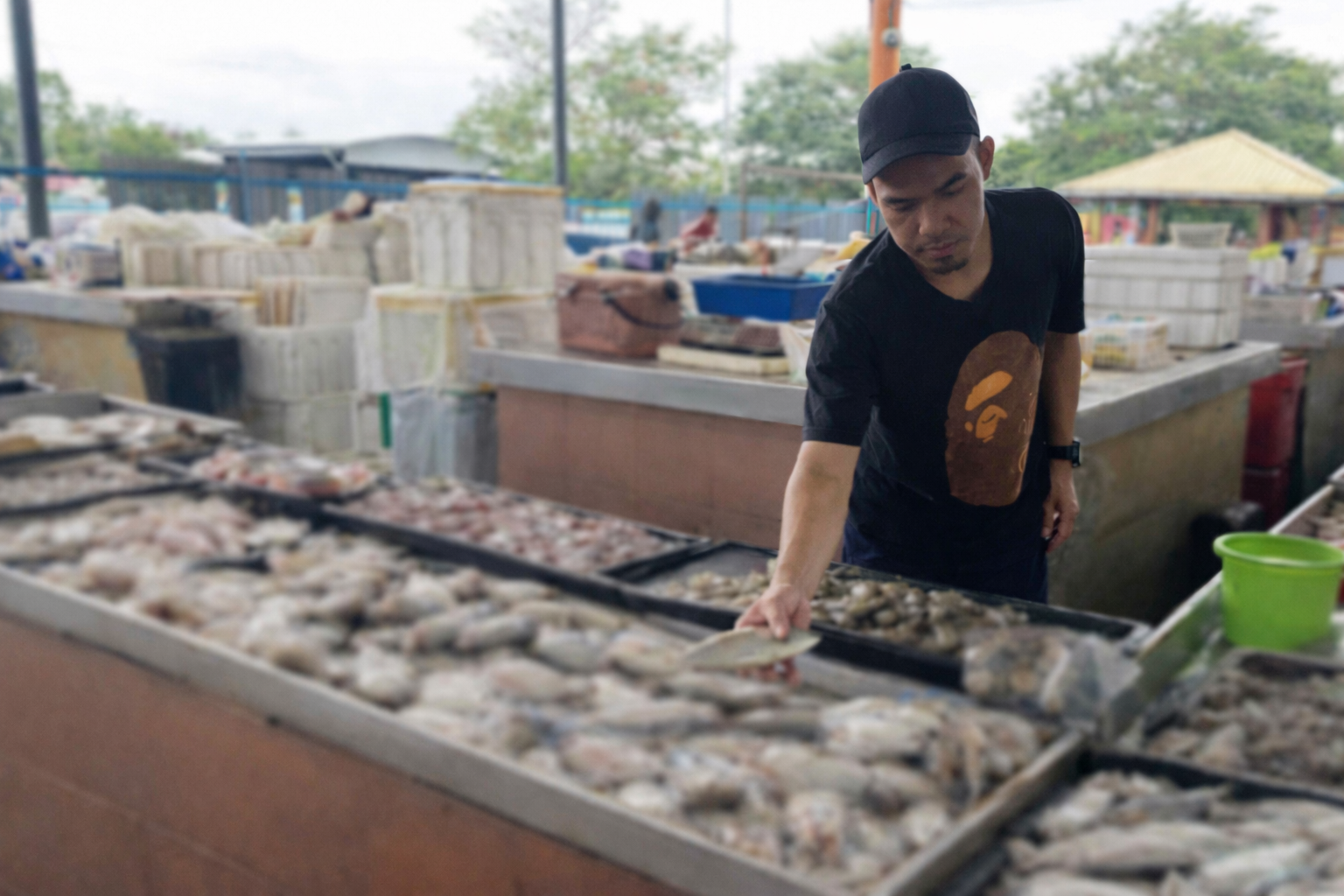 B&eacute; g&aacute;i 6 tuổi gọi nhầm người b&aacute;n c&aacute; l&agrave; bố, h&eacute; lộ b&iacute; mật 42 năm - Ảnh 1.