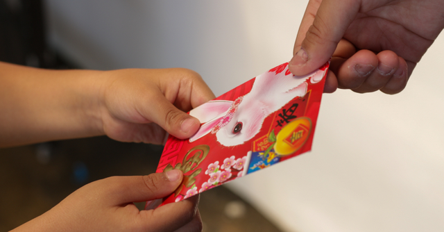 "B&agrave; ngoại l&igrave; x&igrave; tận 5 triệu, b&agrave; nội cho mỗi 500 ngh&igrave;n" - c&acirc;u n&oacute;i v&ocirc; tư của đứa trẻ khiến hai b&ecirc;n gia đ&igrave;nh cạch mặt nhau - Ảnh 2.