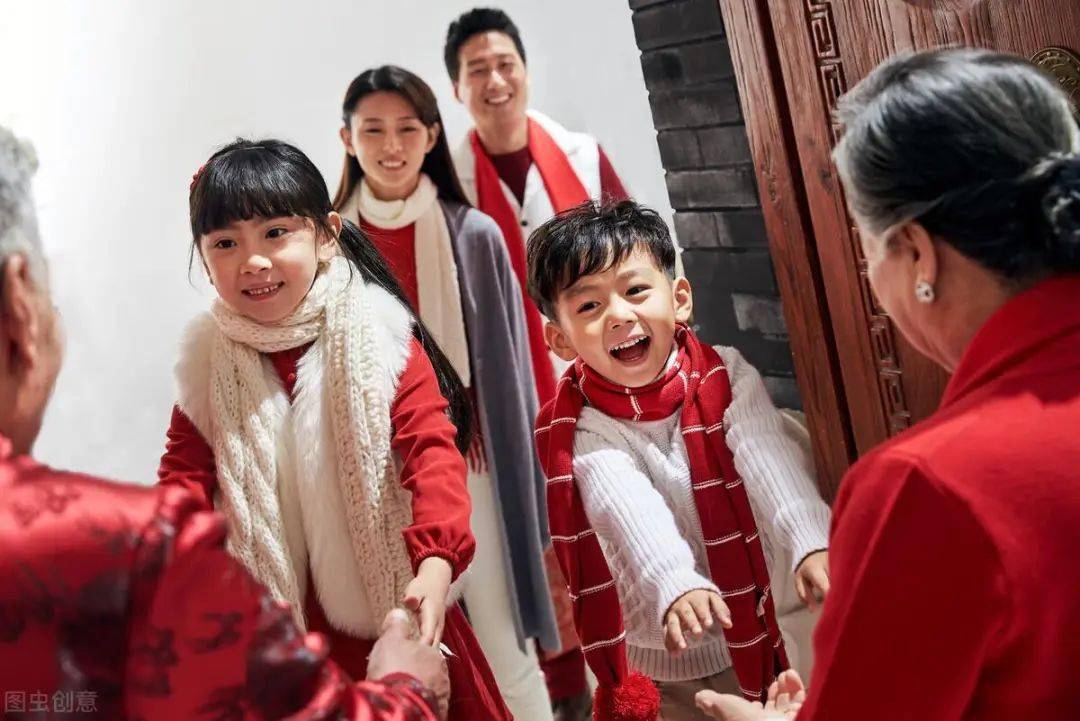 Kh&aacute;ch đến đ&ocirc;ng ng&agrave;y m&ugrave;ng 2: L&agrave;m sao để nh&agrave; kh&ocirc;ng biến th&agrave;nh &ldquo;b&atilde;i chiến trường&rdquo; sau 1 buổi s&aacute;ng? - Ảnh 1.