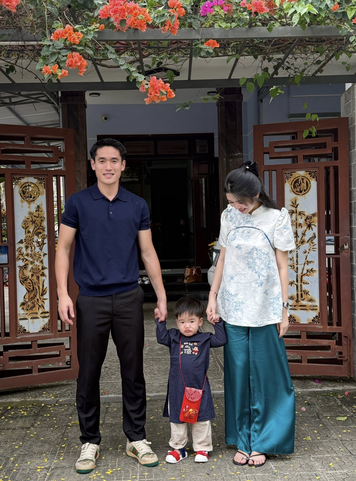 Ấm &aacute;p khoảnh khắc cầu thủ Việt đ&oacute;n Tết: Khung h&igrave;nh gia đ&igrave;nh "người nhện" Nguy&ecirc;n Mạnh g&acirc;y sốt c&otilde;i mạng - Ảnh 9.