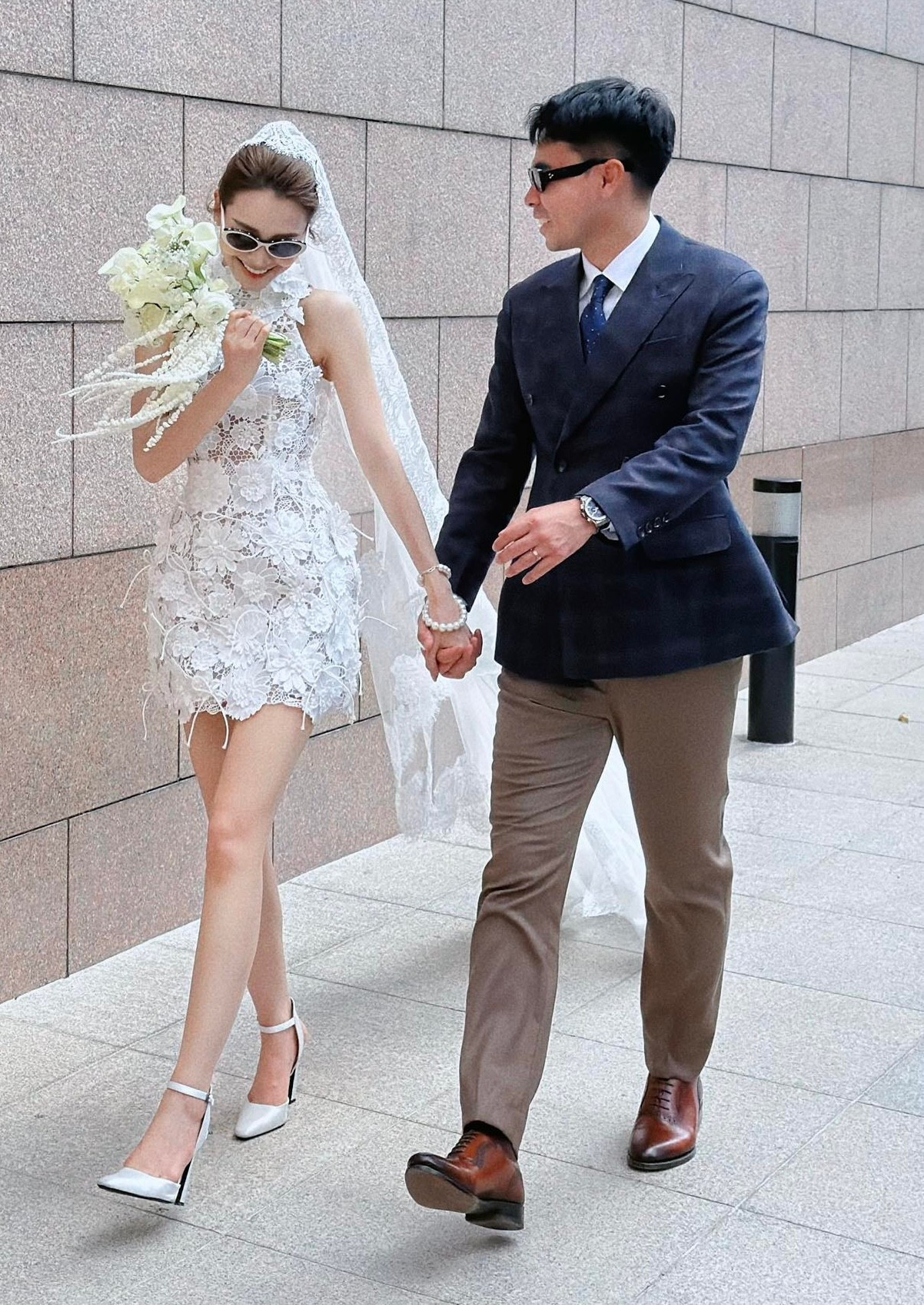 MC Huyền Trang Mù Tạt tung ảnh cưới xịn cùng tuyển thủ Việt Nam ngay năm mới, còn "xin" 30 cây vàng 9999 gây choáng - Ảnh 2.