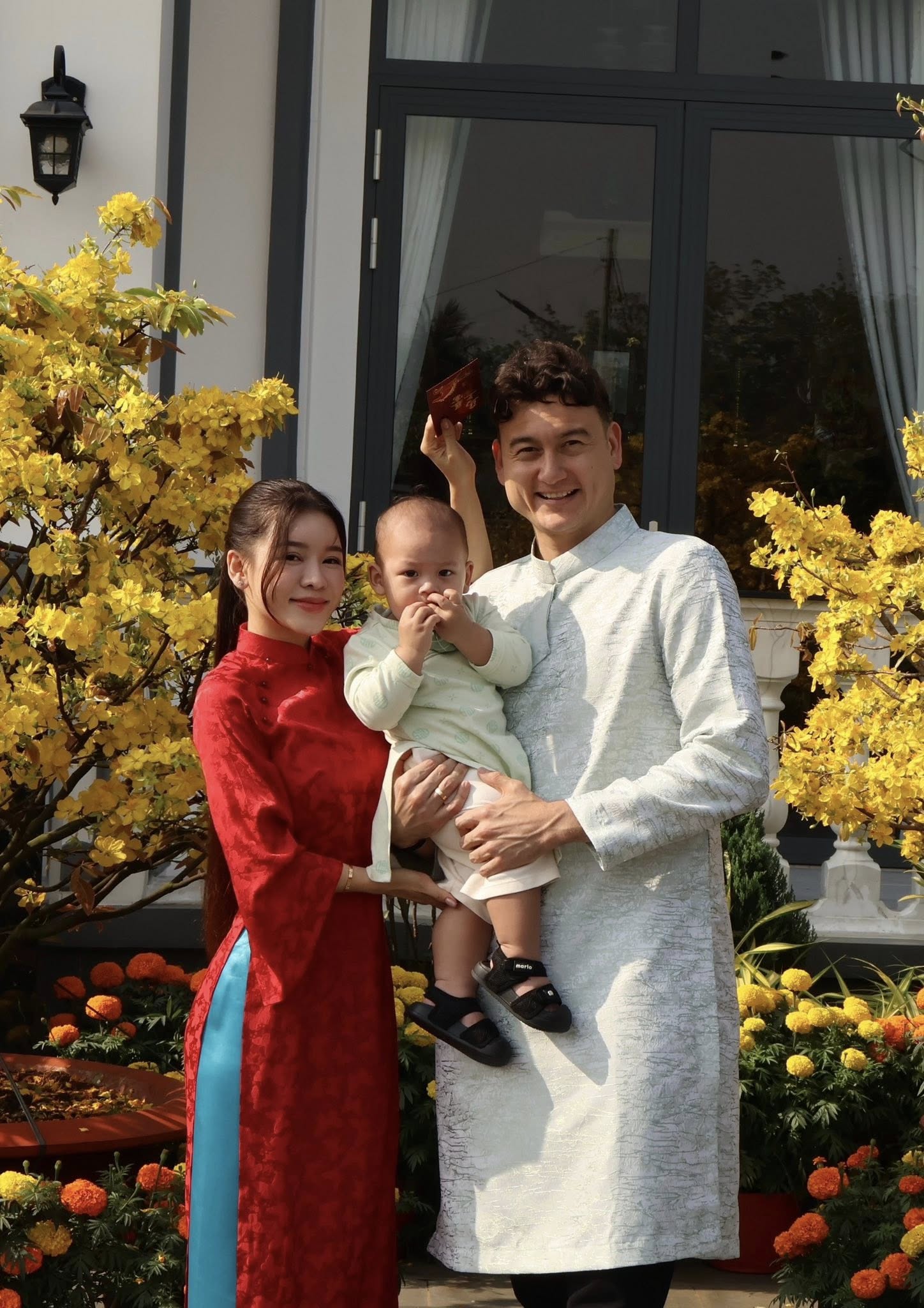 Sốc visual Văn Lâm - Yến Xuân ngày Tết nhưng chưa phải tất cả, chi tiết "thông gia chung khung hình" mới gây chú ý - Ảnh 1.