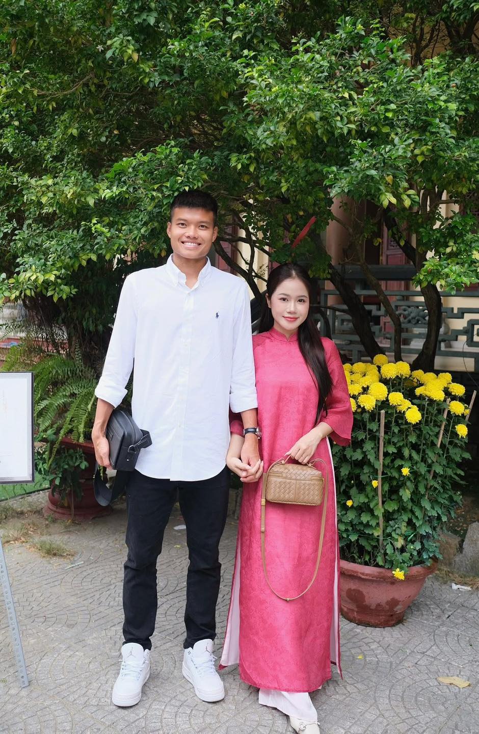 Ấm &aacute;p khoảnh khắc cầu thủ Việt đ&oacute;n Tết: Khung h&igrave;nh gia đ&igrave;nh "người nhện" Nguy&ecirc;n Mạnh g&acirc;y sốt c&otilde;i mạng - Ảnh 8.